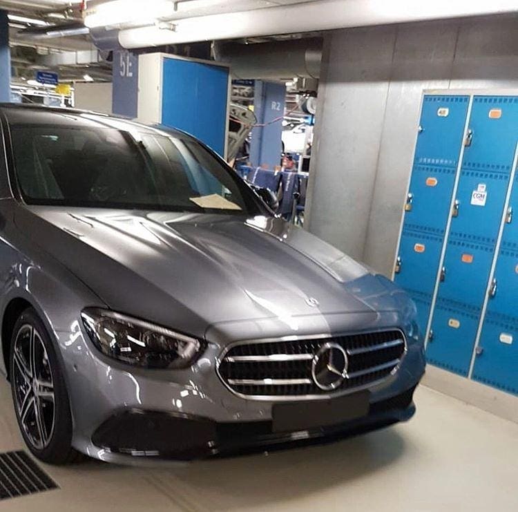 Mercedes-Benz E-Class 2021 c&ograve;n c&oacute; cả đ&egrave;n pha mới