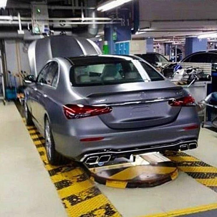 Mercedes-Benz E-Class 2021 bản hiệu suất cao đi k&egrave;m 4 đầu ống xả h&igrave;nh chữ nhật