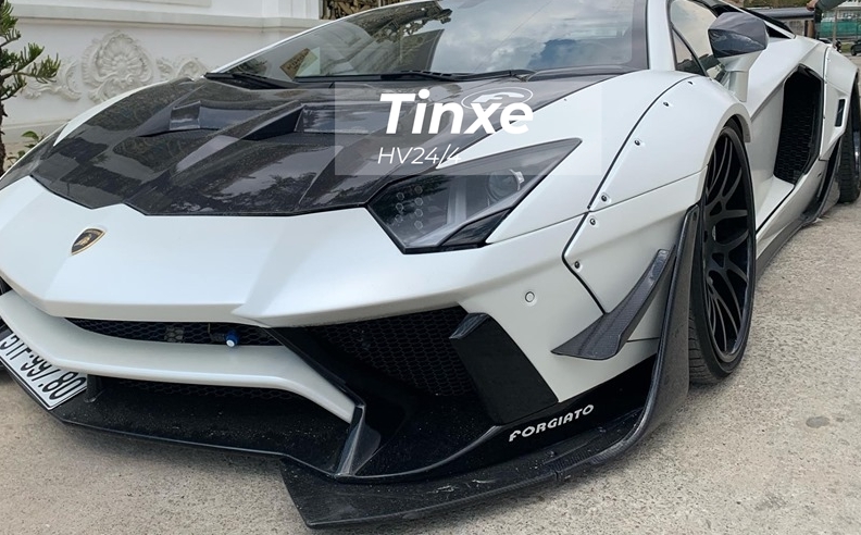 Bộ body kit Lamborghini Aventador Limited Edition 50 vẫn được h&atilde;ng độ Liberty Walk tr&igrave;nh diễn kỹ thuật độ quen thuộc của m&igrave;nh với c&aacute;c v&ograve;m b&aacute;nh xe độ được cố định l&ecirc;n xe bằng đinh t&aacute;n. Chưa hết, h&atilde;ng độ Nhật Bản c&ograve;n thiết kế lại nắp cap&ocirc; sợi carbon trước cho si&ecirc;u xe n&agrave;y với 2 hốc gi&oacute; lớn khoẻ khoắn, cản va trước ho&agrave;n to&agrave;n mới gợi nhớ đến si&ecirc;u phẩm Aventador SV.