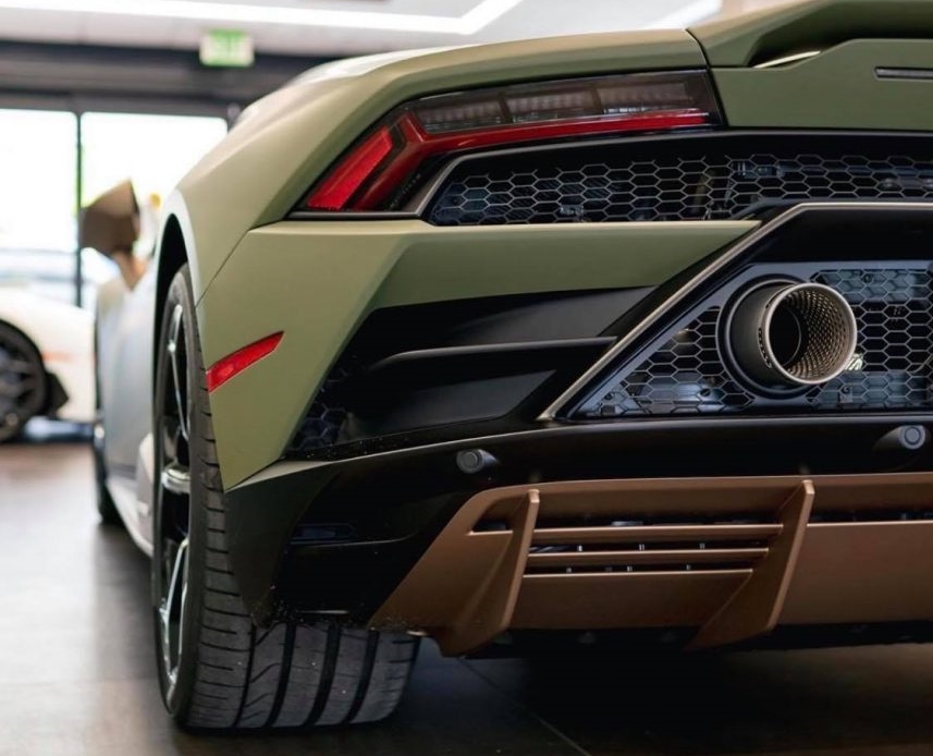 Khả năng đua nước r&uacute;t từ vị tr&iacute; xuất ph&aacute;t l&ecirc;n 100 km/h của Lamborghini Huracan EVO 2020 được r&uacute;t xuống thời gian chỉ c&ograve;n 2,9 gi&acirc;y, nhanh hơn 0,3 gi&acirc;y so với Lamborghini Huracan LP610-4. Vận tốc tối đa của si&ecirc;u xe Lamborghini Huracan EVO 2020 đạt mức hơn 325 km/h.