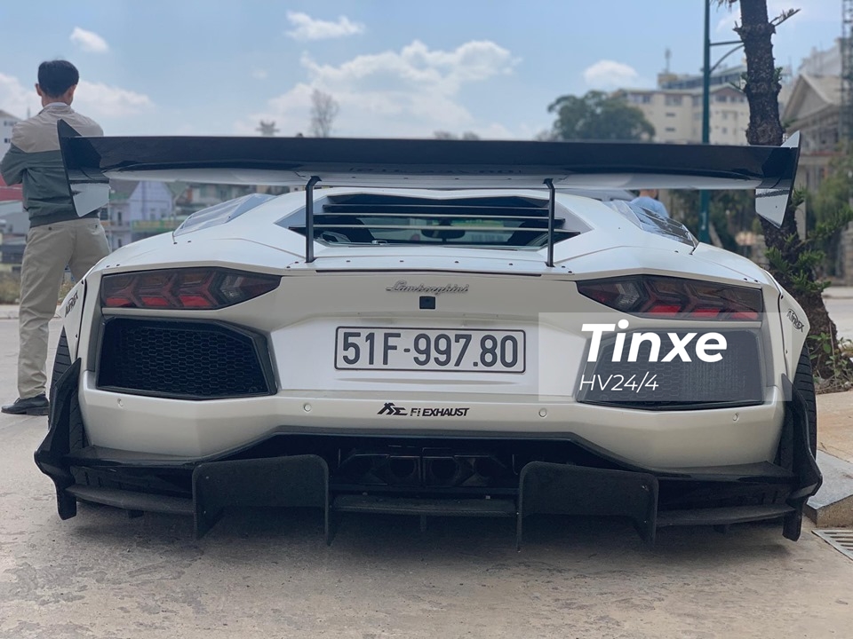 Thực tế ra, chủ nh&acirc;n của si&ecirc;u xe Lamborghini Aventador Limited Edition 50 cũng sẽ kh&ocirc;ng phải lo sợ c&aacute;c ổ g&agrave; hay c&aacute;c gờ giảm tốc tại c&aacute;c con đường S&agrave;i th&agrave;nh hay đường đ&egrave;o ở L&acirc;m Đồng do gầm si&ecirc;u xe độ Liberty Walk n&agrave;y c&oacute; thể n&acirc;ng l&ecirc;n hết mức 18 cm, tương đương hoặc hơn khoảng s&aacute;ng gầm một chiếc sedan phổ th&ocirc;ng. B&ugrave; lại, khoang chứa h&agrave;nh l&yacute; ph&iacute;a trước của si&ecirc;u xe Aventador Limited Edition 50 đ&atilde; bị hy sinh để chứa d&agrave;n m&aacute;y bơm thuỷ lực của phuộc Air Rex. 
