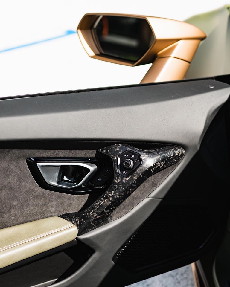  Thay v&igrave; t&ugrave;y chọn ốp sợi carbon th&ocirc;ng thường, chủ nh&acirc;n đ&atilde; chọn ốp nội thất chiếc Huracan EVO bằng sợi carbon Forged Composite.