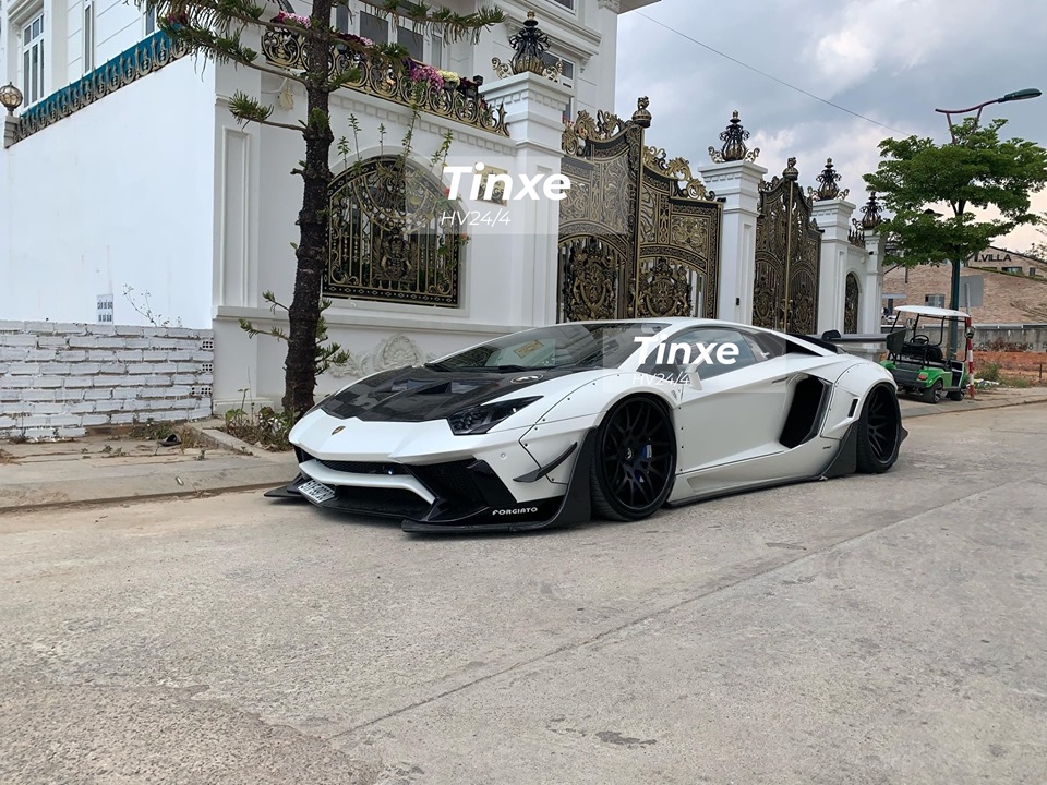 Hiện chưa r&otilde; l&agrave; chủ nh&acirc;n của chiếc si&ecirc;u xe Lamborghini Aventador Limited Edition 50 n&agrave;y vận chuyển xe về Đ&agrave; Lạt bằng xe cứu hộ hay tự chạy hơn 300 km về th&agrave;nh phố ng&agrave;n hoa của tỉnh L&acirc;m Đồng. Nh&igrave;n khoảng s&aacute;ng gầm trong bức ảnh n&agrave;y c&oacute; thể khiến nhiều người kh&ocirc;ng tin chủ xe c&oacute; thể l&aacute;i mẫu xe n&agrave;y từ S&agrave;i G&ograve;n l&ecirc;n Đ&agrave; Lạt tr&ecirc;n c&aacute;c cung đường đ&egrave;o.