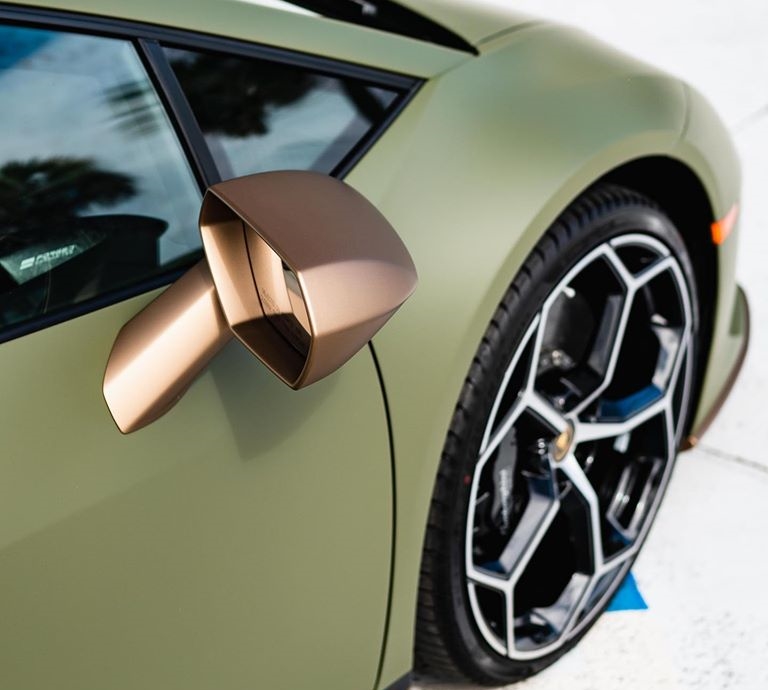 Ngo&agrave;i m&agrave;u sơn lạ mắt, chiếc si&ecirc;u xe Lamborghini Huracan EVO c&ograve;n được c&aacute; nh&acirc;n h&oacute;a với những điểm nhấn m&agrave;u v&agrave;ng (Oro Bacchus) chạy ở cản trước hai b&ecirc;n ốp h&ocirc;ng, khuếch t&aacute;n sau cũng như gương xe. Những chi tiết m&agrave;u v&agrave;ng n&agrave;y kết hợp với m&agrave;u đen nhằm tạo n&eacute;t tương phản cho ngoại thất.