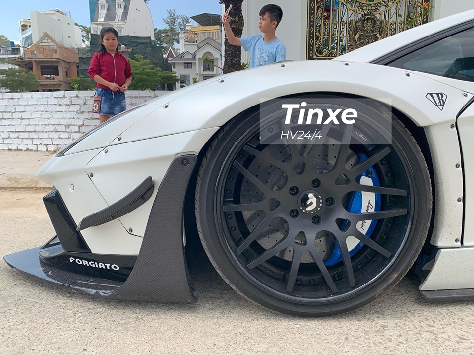 Hai b&ecirc;n đầu xe được Liberty Walk trang bị th&ecirc;m c&aacute;c v&acirc;y c&aacute; bằng sợi carbon. C&aacute;nh lướt gi&oacute; mới với k&iacute;ch thước khủng ở đầu, b&ecirc;n h&ocirc;ng v&agrave; đu&ocirc;i xe bằng sợi carbon cũng mang đến diện mạo hiếu chiến hơn cho si&ecirc;u xe độ Lamborghini Aventador Limited Edition 50 của Liberty Walk. Ngo&agrave;i ra l&agrave; bộ m&acirc;m Forgiato đa chấu sơn đen nh&aacute;m kết hợp kẹp phanh m&agrave;u xanh dương v&agrave; trắng.