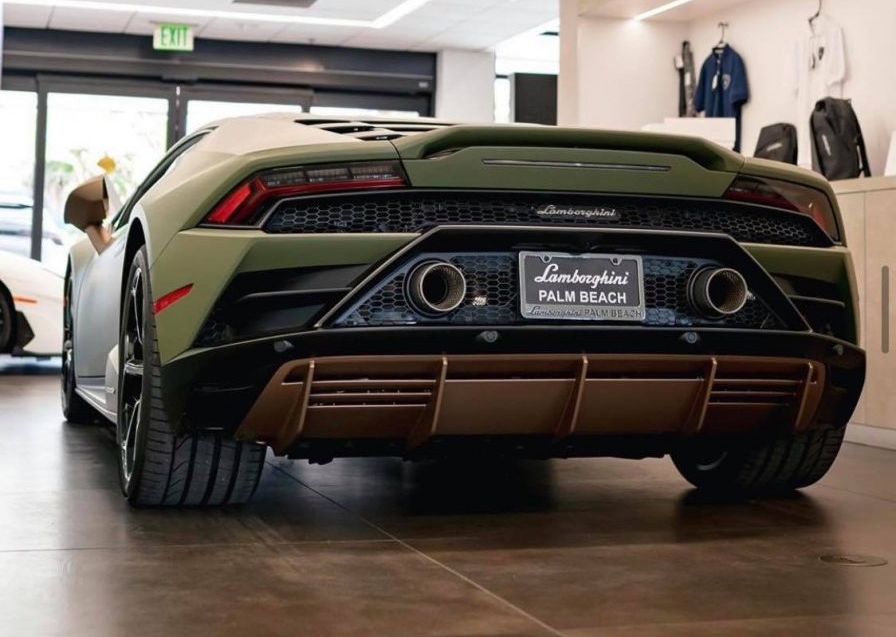 Vẻ đẹp của si&ecirc;u xe Lamborghini Huracan EVO mang m&atilde; m&agrave;u Verde Baca. Rất hiếm chiếc Lamborghini mang m&agrave;u xanh qu&acirc;n đội đậm kiểu n&agrave;y.