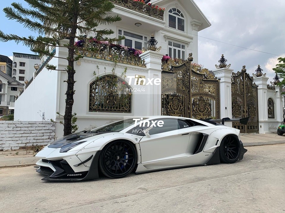 Đối lập với bộ &aacute;o trắng nh&aacute;m tr&ecirc;n chiếc si&ecirc;u xe Lamborghini Aventador Limited Edition 50 phải kể đến nhiều chi tiết bằng sợi carbon trong bản độ body kit h&agrave;ng hiếm chỉ c&oacute; 50 xe tr&ecirc;n thế giới. Nguy&ecirc;n bản chiếc si&ecirc;u xe độ Lamborghini Aventador LP700-4 Liberty Walk n&agrave;y c&oacute; m&agrave;u xanh Blu Lemans. 