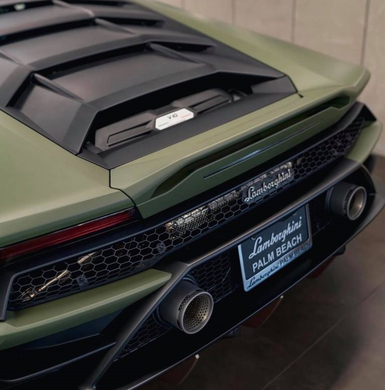 Lamborghini Huracan Evo vẫn được trang bị khối động cơ V10, h&uacute;t kh&iacute; tự nhi&ecirc;n, dung t&iacute;ch 5.2 l&iacute;t nhưng tạo ra c&ocirc;ng suất tối đa 640 m&atilde; lực tại tua m&aacute;y 8.000 v&ograve;ng/ph&uacute;t v&agrave; m&ocirc;-men xoắn cực đại 600 Nm tại tua m&aacute;y 6.500 v&ograve;ng/ph&uacute;t. C&aacute;c th&ocirc;ng số n&agrave;y giống như phi&ecirc;n bản hiệu suất cao Lamborghini Huracan Performante. Tuy nhi&ecirc;n, nếu so với những chiếc Lamborghini Huracan LP610-4 đang lăn b&aacute;nh tại Việt Nam, Lamborghini Huracan EVO 2020 mạnh hơn 30 m&atilde; lực.