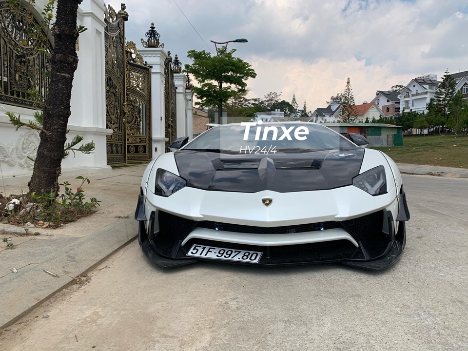 Trong những ng&agrave;y Xu&acirc;n Canh T&yacute; n&agrave;y, th&agrave;nh phố ng&agrave;n hoa của tỉnh L&acirc;m Đồng đ&atilde; đ&oacute;n h&agrave;ng trăm ngh&igrave;n du kh&aacute;ch từ c&aacute;c nơi đổ về đ&acirc;y chơi Tết. Thật bất ngờ l&agrave; một chiếc si&ecirc;u xe gầm cực thấp như Lamborghini Aventador Limited Edition 50 cũng từ S&agrave;i th&agrave;nh được chủ nh&acirc;n cho l&ecirc;n Đ&agrave; Lạt để du Xu&acirc;n.
