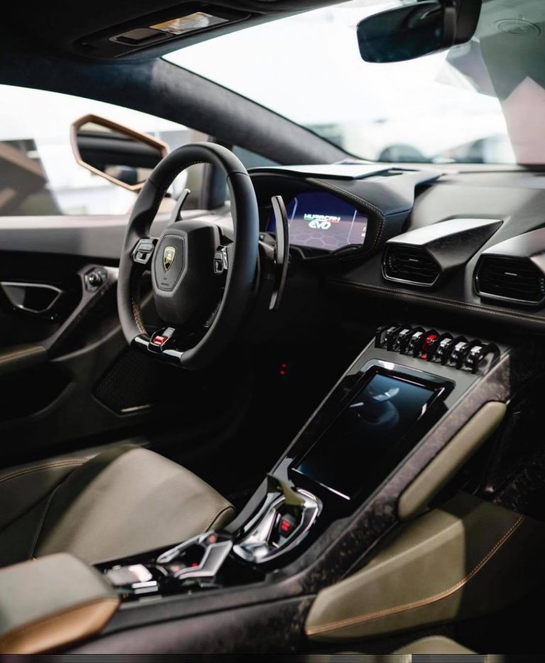 B&ecirc;n trong khoang l&aacute;i của chiếc si&ecirc;u xe Lamborghini Huracan EVO n&agrave;y bọc da m&agrave;u Verde Baca t&ocirc;ng xuyệt t&ocirc;ng ngoại thất.