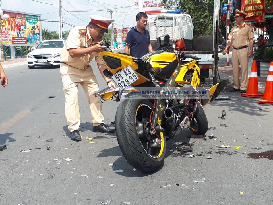 Chiếc xe phân khối lớn mang nhãn hiệu Yamaha R6 gặp tai nạn tại Bình Dương Chiếc xe phân khối lớn mang nhãn hiệu Yamaha R6 gặp tai nạn tại Bình Dương