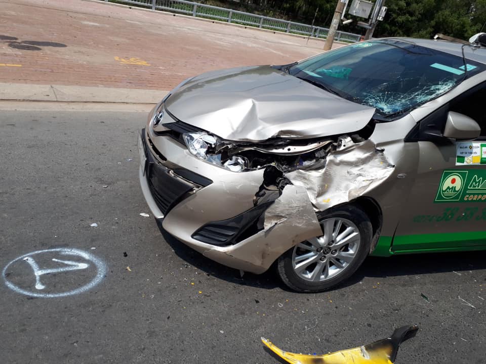 Chiếc xe taxi bị móp vỡ phần đầu sau cú đâm mạnh Chiếc xe taxi bị móp vỡ phần đầu sau cú đâm mạnh