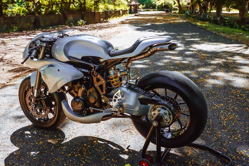 Bản độ Cafe Racer mẫu mực với yên đơn, dáng lái thuần Sport và pô độ vắt cao