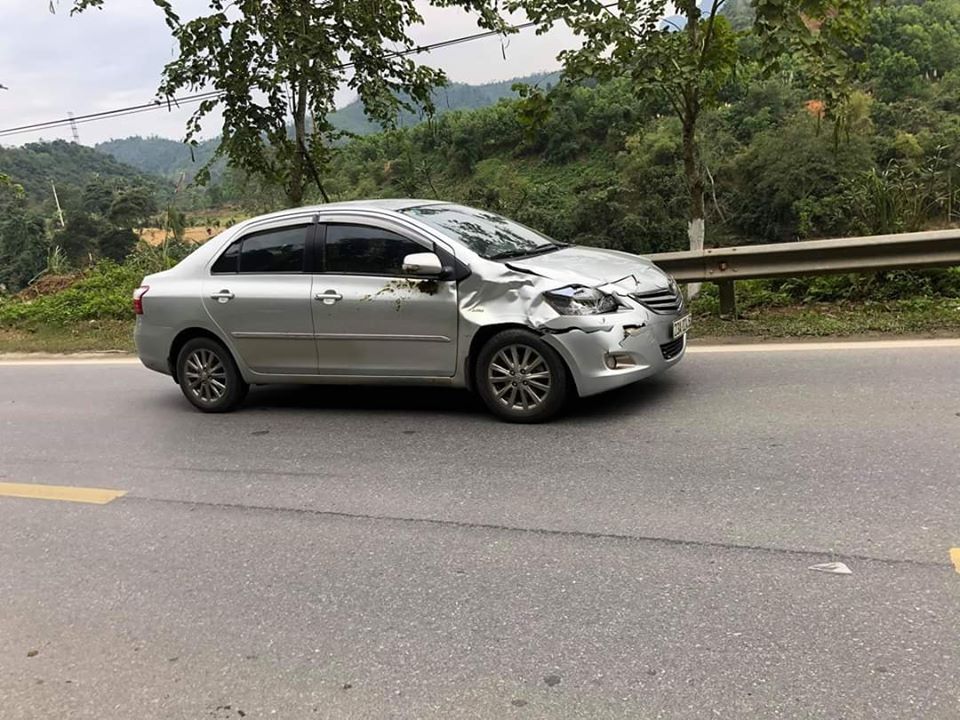 Chiếc Toyota Vios bị biến dạng sau vụ tai nạn