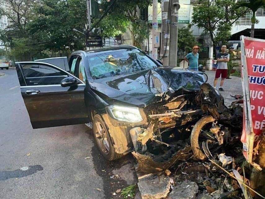 Chiếc Mercedes-Benz GLC vỡ nát đầu xe Chiếc Mercedes-Benz GLC vỡ nát đầu xe