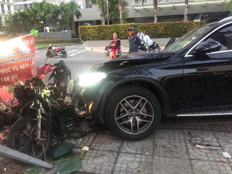 Hiện trường vụ tai nạn giao thông nghiêm trọng tại Tp. Hồ Chí Minh vào rạng sáng ngày mùng 6 Tết Âm lịch Hiện trường vụ tai nạn giao thông nghiêm trọng tại Tp. Hồ Chí Minh vào rạng sáng ngày mùng 6 Tết Âm lịch