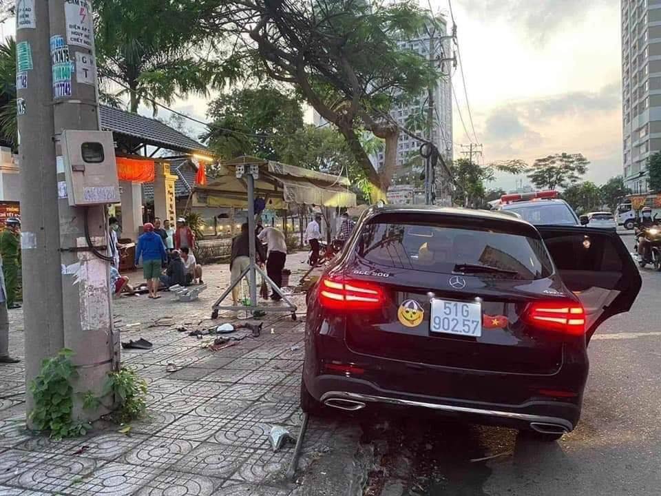 Sau khi gây tai nạn, tài xế điều khiển chiếc Mercedes-Benz GLC đã rời khỏi hiện trường Sau khi gây tai nạn, tài xế điều khiển chiếc Mercedes-Benz GLC đã rời khỏi hiện trường