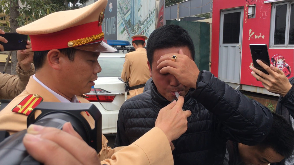 Văn phòng Chính phủ yêu cầu kiểm tra, báo cáo việc liệu thổi nồng độ cồn có thể làm phát tán, lây lan dịch bệnh virus corona hay không