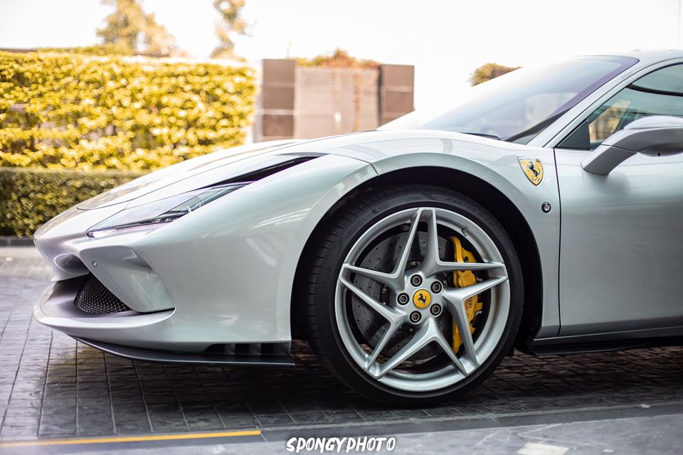 Nếu phần nắp cap&ocirc; của Ferrari 458 Italia trơn tru hơn, Ferrari 488 GTB c&oacute; th&ecirc;m 2 khe gi&oacute; nhỏ, tr&ecirc;n Ferrari F8 Tributo, h&atilde;ng si&ecirc;u xe &Yacute; đặt một hốc gi&oacute; khổng lồ vừa giải nhiệt cho xe cũng như tăng t&iacute;nh kh&iacute; động học. Hốc gi&oacute; n&agrave;y được ốp carbon.