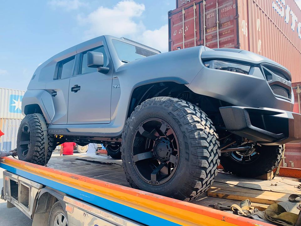 C&aacute;c đại gia Campuchia trong th&aacute;ng cuối c&ugrave;ng của năm 2019 đ&atilde; g&acirc;y bất ngờ khi tậu 1 trong 20 chiếc si&ecirc;u xe Bugatti Chiron Sport 110 Ans Edition sản xuất tr&ecirc;n to&agrave;n thế giới. V&agrave; trong th&aacute;ng đầu ti&ecirc;n của năm 2020 n&agrave;y, giới nh&agrave; gi&agrave;u ở xứ sở ch&ugrave;a th&aacute;p lại g&acirc;y n&ecirc;n một cơn sốt kh&aacute;c đ&oacute; ch&iacute;nh l&agrave; việc mua chiếc SUV h&agrave;ng đỉnh Rezvani Tank 2020.