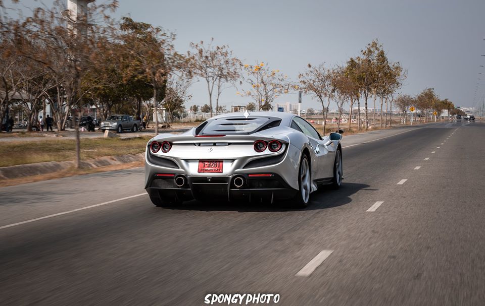 C&aacute;c đại gia ở Th&aacute;i Lan phải bỏ ra số tiền hơn 19,2 tỷ đồng để mua Ferrari F8 Tributo, con số n&agrave;y đắt gấp 3 lần nh&agrave; gi&agrave;u Mỹ mua Ferrari F8 Tributo.