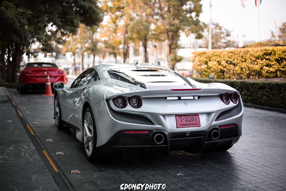 Ferrari F8 Tributo được xem l&agrave; cầu nối tới một ng&ocirc;n ngữ thiết kế mới. Mẫu xe n&agrave;y được sinh ra nhằm thay thế d&ograve;ng si&ecirc;u xe Ferrari 488 GTB v&agrave; thừa hưởng nhiều thiết kế cũng như nội c&ocirc;ng từ mẫu xe hiệu suất cao Ferrari 488 Pista.