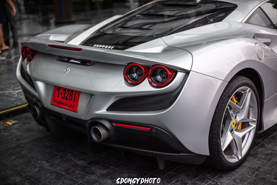 Nắp khoang động cơ của si&ecirc;u xe Ferrari F8 Tributo được l&agrave;m từ k&iacute;nh Lexan v&agrave; c&oacute; c&aacute;c cửa gi&oacute; để gi&uacute;p xe tản nhiệt tốt hơn. Chi tiết n&agrave;y cho ph&eacute;p người d&ugrave;ng c&oacute; thể nh&igrave;n thấy khối động cơ b&ecirc;n trong đồng thời nhắc nhở ch&uacute;ng ta về chiếc F40 mang t&iacute;nh biểu tượng của Ferrari.