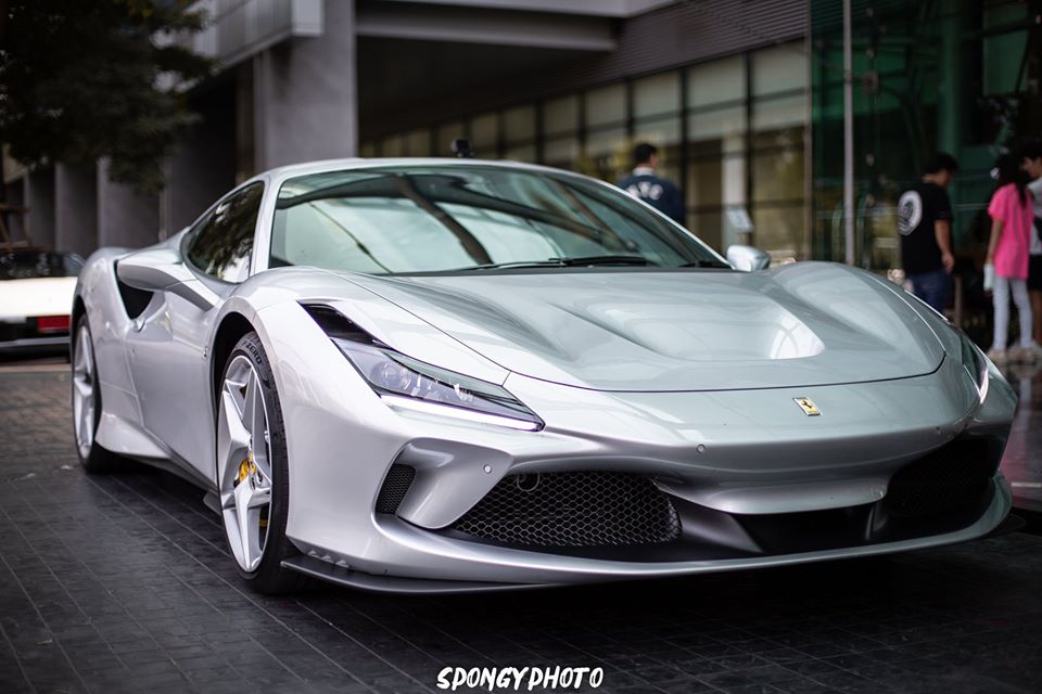 D&ugrave; l&agrave; đất nước Đ&ocirc;ng Nam &Aacute; được giới thiệu si&ecirc;u xe Ferrari F8 Tributo kh&aacute; muộn, sau cả c&aacute;c đại gia Việt nhưng tốc độ mua xe v&agrave; nhận b&agrave;n giao của c&aacute;c đại gia ở Th&aacute;i Lan lại đứng top đầu Asean. Chiếc si&ecirc;u xe Ferrari F8 Tributo đầu ti&ecirc;n b&agrave;n giao cho đại gia Th&aacute;i Lan thuộc diện xe ch&iacute;nh h&atilde;ng. 