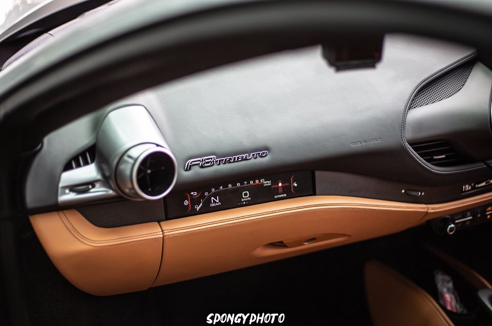 Hay trước mặt ghế phụ của si&ecirc;u xe Ferrari F8 Tributo c&oacute; th&ecirc;m m&agrave;n h&igrave;nh cảm ứng 7 inch v&agrave; giao diện người d&ugrave;ng Human Machine Interface (HMI).