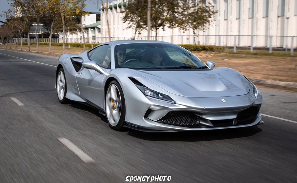 Vẻ đẹp của si&ecirc;u xe Ferrari F8 Tributo đầu ti&ecirc;n lăn b&aacute;nh tại Th&aacute;i Lan.