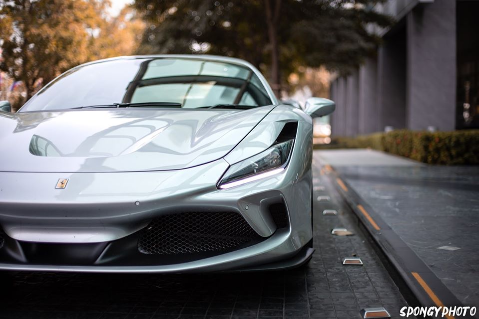 Đầu ti&ecirc;n ch&iacute;nh l&agrave; hốc gi&oacute; S-Duct lấy cảm hứng từ xe C&ocirc;ng thức 1 giống như Ferrari 488 Pista sở hữu. Tuy nhi&ecirc;n, hốc gi&oacute; S-Duct tr&ecirc;n Ferrari F8 Tributo đ&atilde; được h&atilde;ng si&ecirc;u xe &Yacute; thiết kế lại gi&uacute;p tăng lực &eacute;p xuống mặt đường th&ecirc;m 15% so với đ&agrave;n anh 488 GTB.