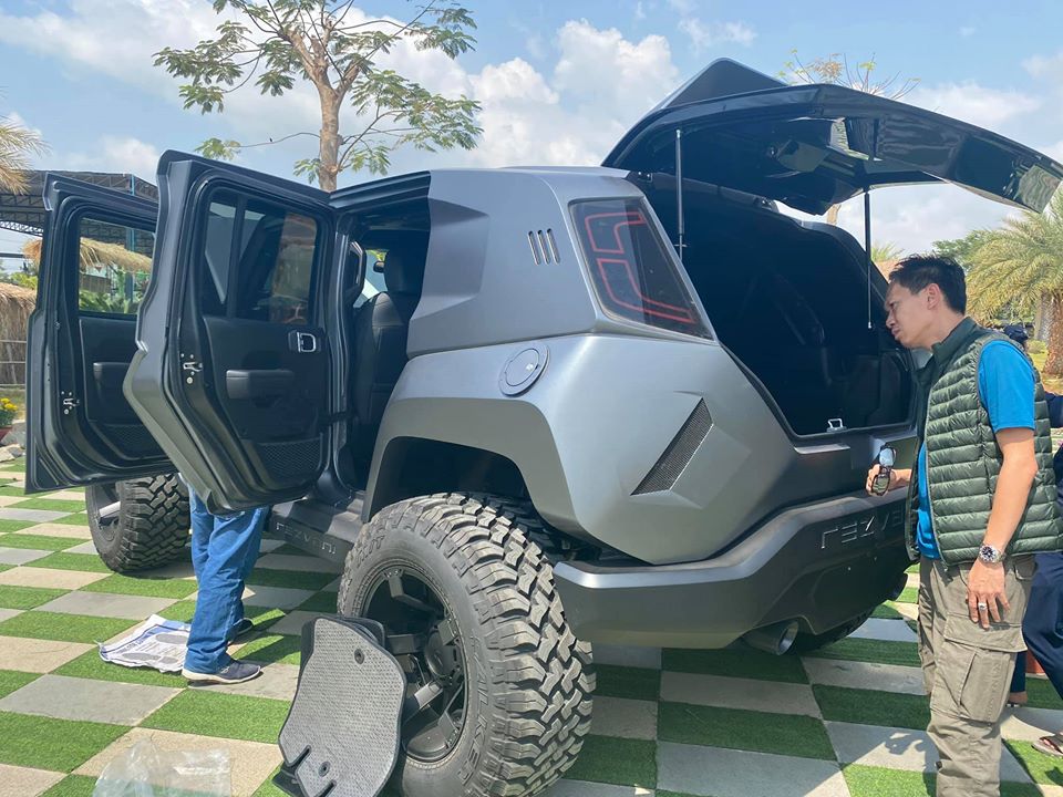 Dưới nắp cap&ocirc; của phi&ecirc;n bản Rezvani Tank 2020 c&oacute; nhiều trang bị động cơ. Tr&ecirc;n bản cao cấp nhất l&agrave; động cơ si&ecirc;u nạp V8, dung t&iacute;ch 6.2 l&iacute;t thường thấy ở trong Dodge Challenger SRT Demon nhưng được độ l&ecirc;n tới c&ocirc;ng suất 1.000 m&atilde; lực v&agrave; m&ocirc;-men xoắn cực đại 1.180 Nm.