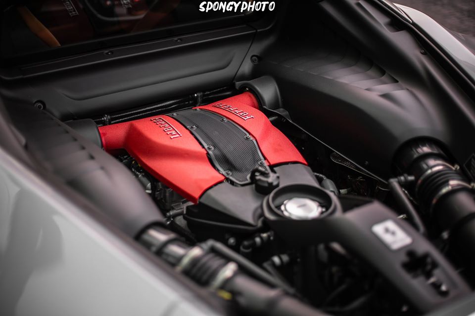 Si&ecirc;u xe Ferrari F8 Tributo được xem l&agrave; mẫu xe tiền nhiệm của Ferrari 488 GTB nhưng ngựa chồm n&agrave;y vẫn được trang bị khối động cơ V8, dung t&iacute;ch 3.9 l&iacute;t, tăng &aacute;p k&eacute;p quen thuộc.