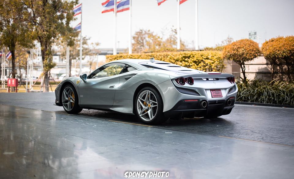Chiếc si&ecirc;u xe Ferrari F8 Tributo đầu ti&ecirc;n lăn b&aacute;nh Th&aacute;i Lan c&oacute; ngoại thất sơn m&agrave;u bạc.