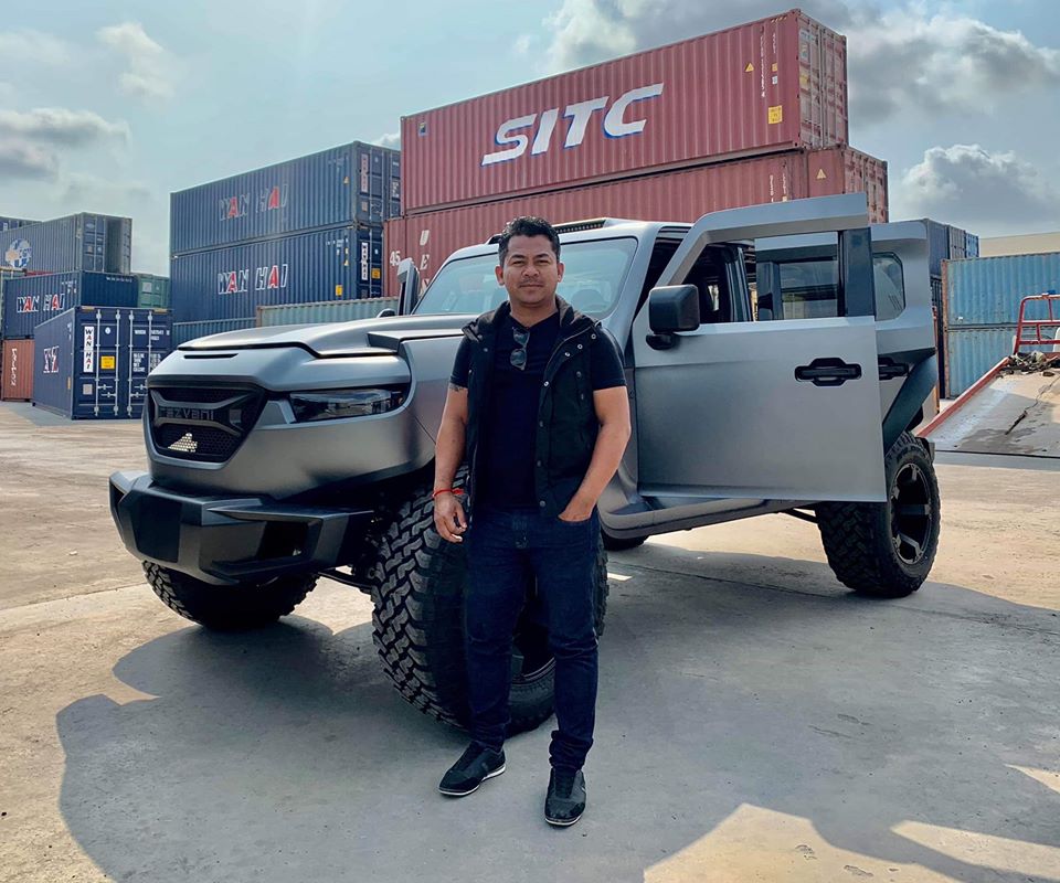 Chưa hết, Rezvani Tank 2020 c&ograve;n c&oacute; khả năng off-road cực tốt nhờ bộ lốp cỡ 37 inch, hệ thống treo Fox Racing, bộ trục Dynatrac với kh&oacute;a kh&iacute; v&agrave; một bộ n&eacute;n kh&iacute;. N&oacute; c&ograve;n được trang bị với bộ phanh Dynatrac ProGrip ở cả ph&iacute;a trước v&agrave; sau, trục truyền động 1.350 ph&iacute;a trước v&agrave; 1.410 ph&iacute;a sau, v&agrave; cuối c&ugrave;ng l&agrave; t&ugrave;y chọn trang bị Fox Racing 3.0 Internal Bypass Shocks với DSC. Một thanh đ&egrave;n LED đặt tr&ecirc;n n&oacute;c gi&uacute;p tăng cường tầm nh&igrave;n của t&agrave;i xế.