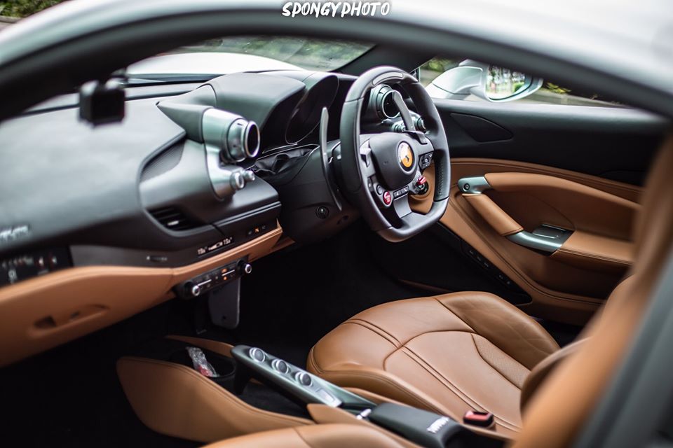 Thay đổi của si&ecirc;u xe Ferrari F8 Tributo so với Ferrari 488 GTB chỉ đến từ mặt cửa, cụm điều khiển trung t&acirc;m cũng như thiết kế v&ocirc; lăng đa chức năng mới 