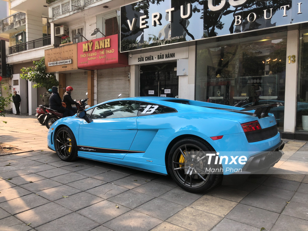 Vẻ đẹp của si&ecirc;u xe Lamborghini Gallardo LP570-4 Superleggera mới thay &aacute;o sang m&agrave;u Baby Blue tr&ecirc;n đường phố H&agrave; Nội.