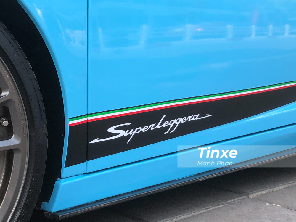 Những chiếc si&ecirc;u xe Lamborghini Gallardo LP570-4 Superleggera c&ograve;n c&oacute; bộ tem sọc 3 m&agrave;u l&agrave; xanh l&aacute; c&acirc;y, trắng v&agrave; đỏ tượng trưng cho Quốc kỳ &Yacute; k&eacute;o d&agrave;i b&ecirc;n h&ocirc;ng xe. Ngo&agrave;i ra c&ograve;n c&oacute; bộ tem m&agrave;u đen c&ugrave;ng d&ograve;ng chữ Superleggera ho&agrave;n th&agrave;nh m&agrave;u trắng tương phản.