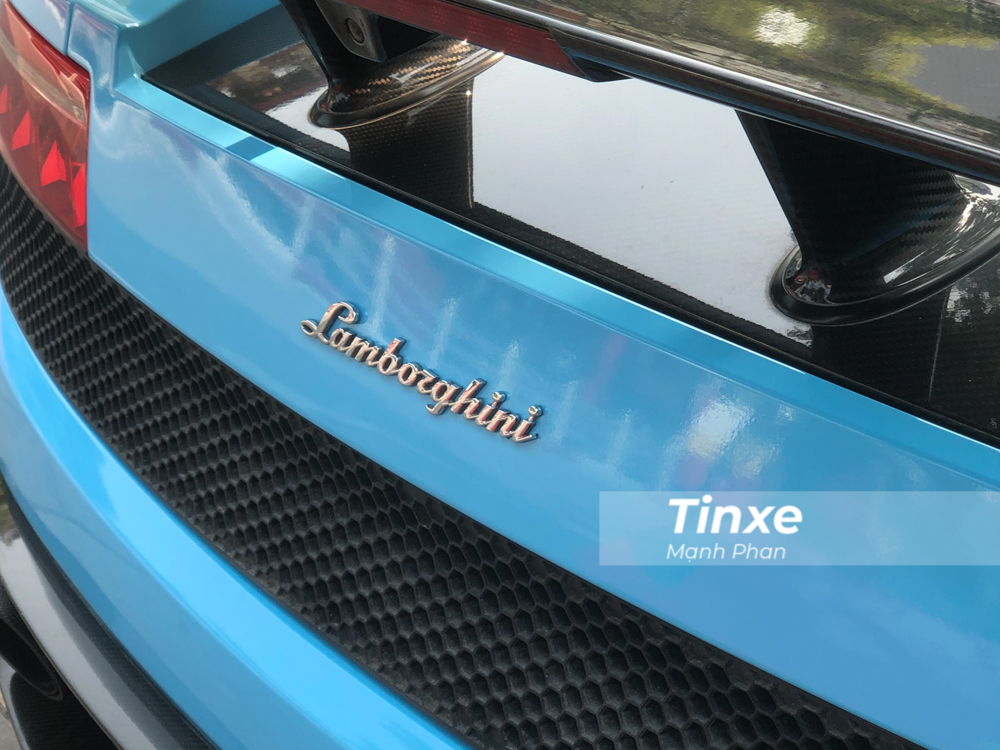  Lamborghini Gallardo LP570-4 Superleggera độc nhất Việt Nam sở hữu động cơ V10, dung t&iacute;ch 5,2 l&iacute;t, sản sinh c&ocirc;ng suất cực đại 570 m&atilde; lực tại v&ograve;ng tua 8.000 v&ograve;ng/ph&uacute;t, m&ocirc;-men xoắn cực đại 540 Nm tại v&ograve;ng tua 6.500 v&ograve;ng/ph&uacute;t. 