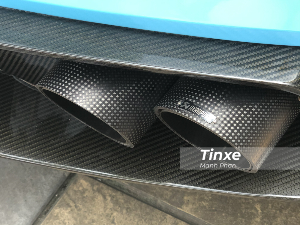 Chiếc si&ecirc;u xe Lamborghini Gallardo LP570-4 Superleggera độc nhất Việt Nam được trang bị ống xả độ của h&atilde;ng Akrapovic nhằm mang đến &acirc;m thanh chất hơn cho b&ograve; t&oacute;t đ&atilde; hơn 13 năm tuổi.