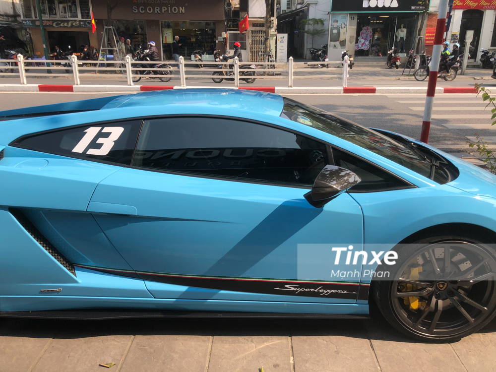  Động cơ kết hợp c&ugrave;ng hộp số 6 cấp, nhờ đ&oacute;, si&ecirc;u xe Lamborghini Gallardo LP570-4 Superleggera mới thay &aacute;o sang m&agrave;u xanh Baby Blue mất khoảng thời gian 3,4 gi&acirc;y để tăng tốc l&ecirc;n 100 km/h từ vị tr&iacute; xuất ph&aacute;t, trước khi đạt tốc độ tối đa 325 km/h. 