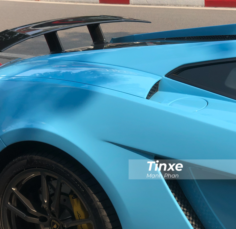 Trước khi thay &aacute;o sang m&agrave;u xanh Baby Blue, chiếc si&ecirc;u xe Lamborghini Gallardo LP570-4 Superleggera từng diện bộ &aacute;o v&agrave;ng cr&ocirc;m, xanh dương đậm