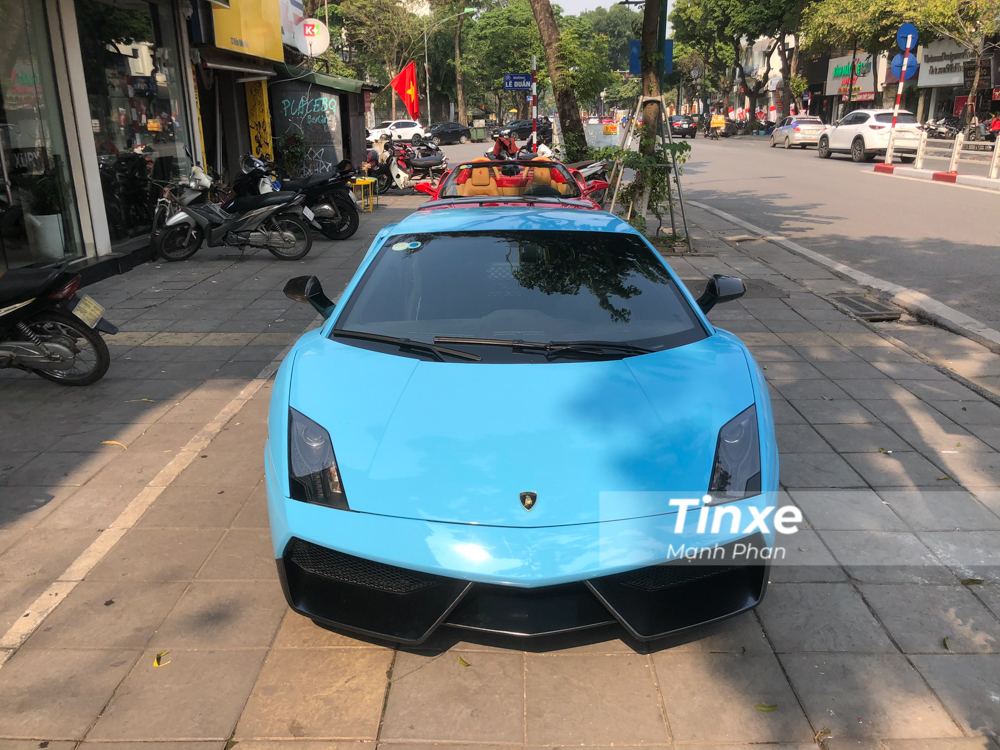 Đ&atilde; c&oacute; kh&ocirc;ng &iacute;t trường hợp một chiếc si&ecirc;u xe tại Việt Nam li&ecirc;n tục mang tr&ecirc;n m&igrave;nh c&aacute;c bộ &aacute;o kh&aacute;c nhau khiến cho giới m&ecirc; xe thắc mắc v&igrave; sao chủ xe lại l&agrave;m được điều n&agrave;y. Cũng kh&aacute; đơn giản l&agrave; hiện c&oacute; 3 c&aacute;ch thay đổi m&agrave;u sơn cho si&ecirc;u xe tại Việt Nam bao gồm sơn đổi m&agrave;u trực tiếp, thay &aacute;o bằng đề-can v&agrave; cả sơn lột.