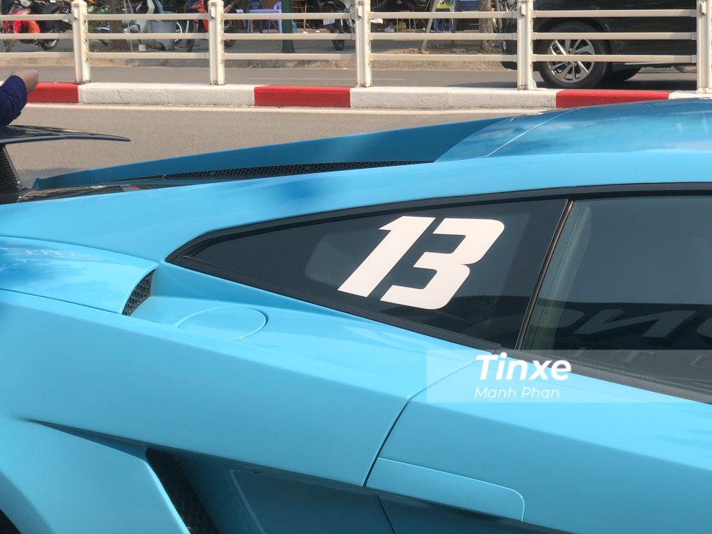 Chủ xe d&aacute;n th&ecirc;m con số 13 ở cửa k&iacute;nh nhỏ b&ecirc;n h&ocirc;ng chiếc si&ecirc;u xe Lamborghini Gallardo LP570-4 Superleggera nhằm &aacute;m chỉ phi&ecirc;n bản hiệu suất cao của Lamborghini Gallardo đ&atilde; được 13 tuổi, ngo&agrave;i ra, con số 13 c&ograve;n tr&ugrave;ng với 2 số cuối trong năm 2013, năm khai tử d&ograve;ng si&ecirc;u xe Lamborghini Gallardo. Cuối c&ugrave;ng l&agrave; con số 13 c&ograve;n mang &yacute; nghĩa kinh doanh của doanh nh&acirc;n H&agrave; Nội n&agrave;y.