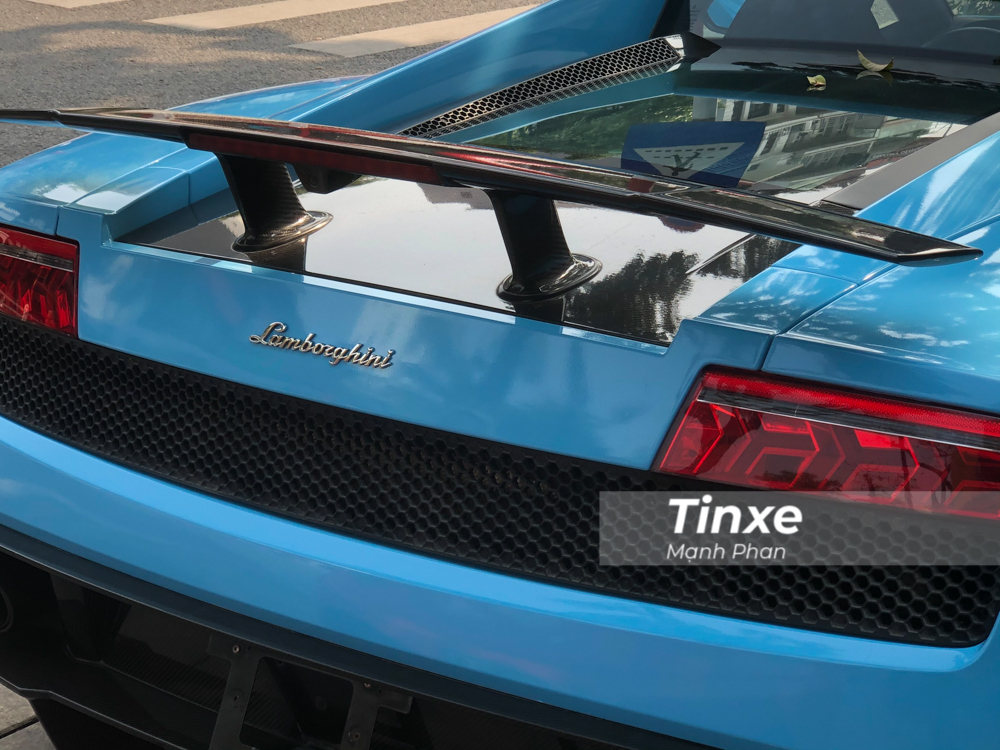 Điểm kh&aacute;c biệt của những chiếc si&ecirc;u xe Lamborghini Gallardo LP570-4 Superleggera so với bản ti&ecirc;u chuẩn dễ nhận ra nhất ch&iacute;nh l&agrave; c&aacute;nh gi&oacute; đu&ocirc;i cố định chỉ c&oacute; tr&ecirc;n bản hiệu suất cao của d&ograve;ng Lamborghini Gallardo.