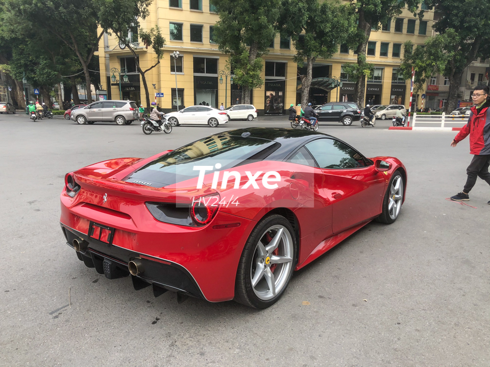 Đối lập với bộ &aacute;o đỏ nổi bật, chiếc si&ecirc;u xe Ferrari 488 GTB mới được chủ xe cho du Xu&acirc;n đầu năm c&ograve;n c&oacute; bộ m&acirc;m 5 chấu đơn sơn m&agrave;u bạc đi k&egrave;m với kẹp phanh t&ocirc;ng xuyệt t&ocirc;ng với ngoại thất. M&agrave;u đỏ cũng được chọn l&agrave;m nội y ch&iacute;nh b&ecirc;n trong khoang l&aacute;i si&ecirc;u xe Ferrari 488 GTB n&agrave;y.