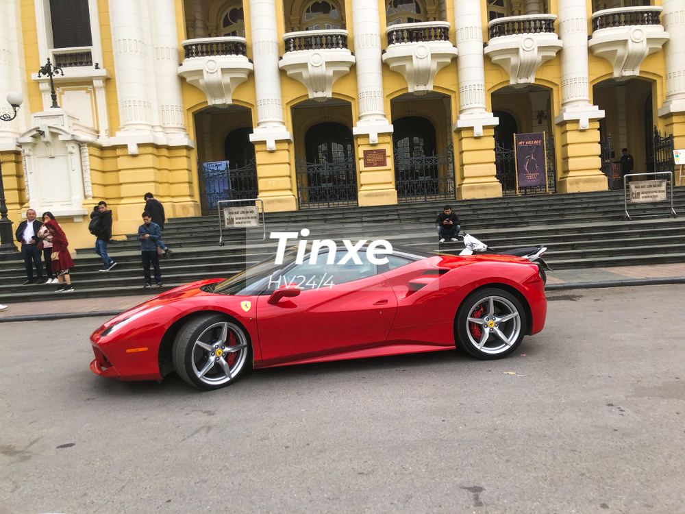 L&yacute; do cho sự kh&aacute;c biệt n&agrave;y ch&iacute;nh l&agrave; chiếc si&ecirc;u xe Ferrari 488 GTB về Việt Nam trong đầu năm 2019 được nhập khẩu từ thị trường Mỹ. Trong đ&oacute;, c&aacute;c chiếc Ferrari ở đ&acirc;y đều bị y&ecirc;u cầu phải t&iacute;ch hợp th&ecirc;m đ&egrave;n xi-nhan b&ecirc;n h&ocirc;ng để đảm bảo an to&agrave;n.