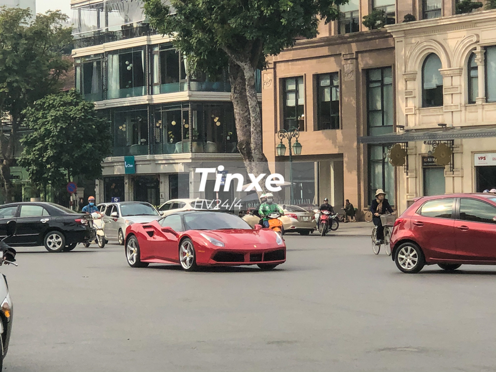 Trong khi đại dịch virus corona đang khiến kh&ocirc;ng &iacute;t người d&acirc;n ở H&agrave; Nội hạn chế di chuyển đến chỗ đ&ocirc;ng người. Nhưng với chủ chiếc si&ecirc;u xe Ferrari 488 GTB đỏ rực lại kh&aacute;c, người n&agrave;y cho xe lăn b&aacute;nh tr&ecirc;n khắp tuyến đường quan trọng ở Thủ Đ&ocirc; trong s&aacute;ng m&ugrave;ng 7 Tết chỉ để chụp ảnh cũng như quay video cho một sự kiện.