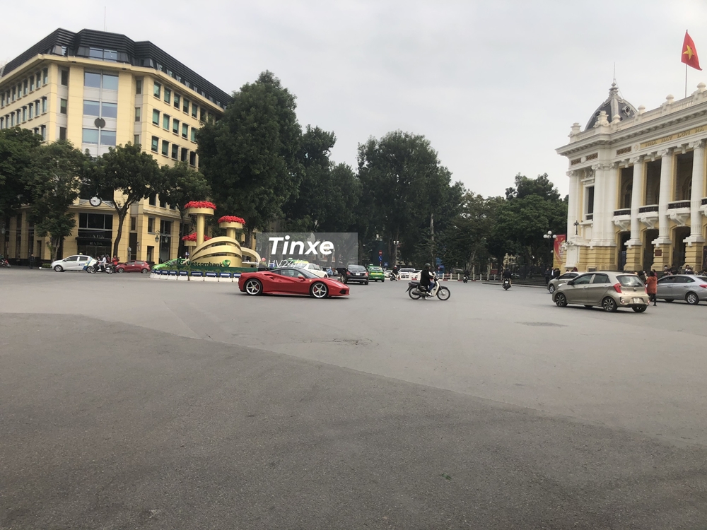 Được biết, s&aacute;ng sớm nay, chiếc si&ecirc;u xe Ferrari 488 GTB m&agrave;u đỏ bị bắt gặp xuất hiện tại Nh&agrave; h&aacute;t Lớn H&agrave; Nội, sau đ&oacute; xe di chuyển ra to&agrave; nh&agrave; H&agrave;m C&aacute; Mập.