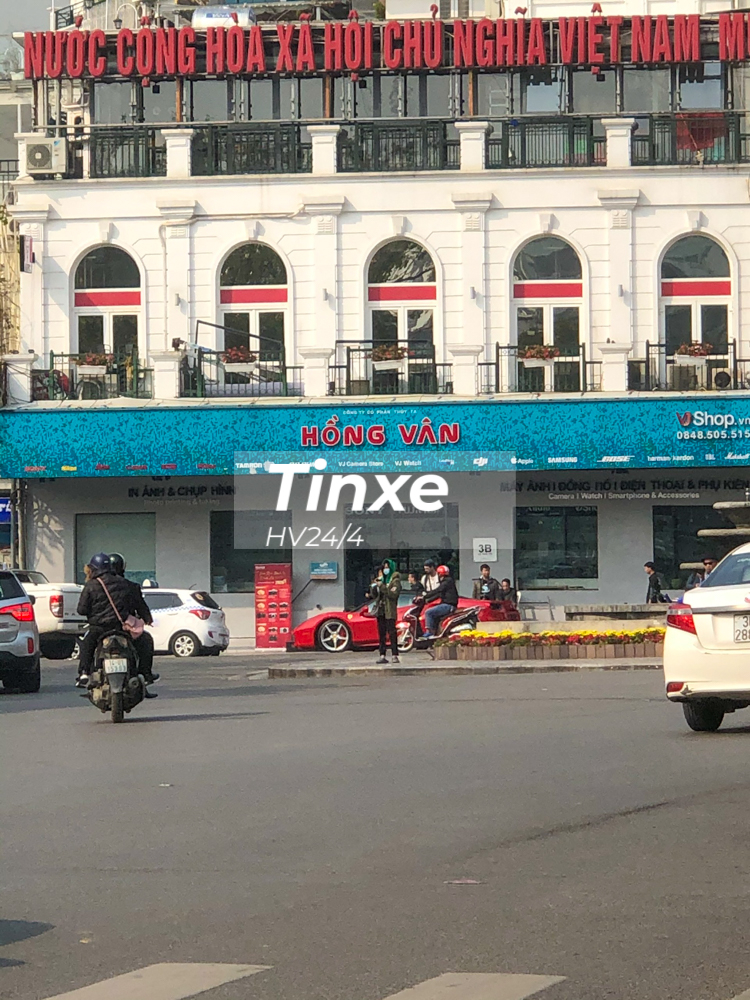 So với khoảng 4 chiếc Ferrari 488 GTB Coupe kh&aacute;c đang c&oacute; mặt tại Việt Nam mang m&agrave;u sơn đỏ, si&ecirc;u ngựa n&agrave;y c&oacute; sự kh&aacute;c biệt ở ngoại h&igrave;nh rất dễ nhận ra, đ&oacute; ch&iacute;nh l&agrave; b&ecirc;n h&ocirc;ng xe c&oacute; t&iacute;ch hợp th&ecirc;m đ&egrave;n xi-nhan. 